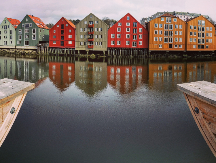 Oslo_povijesne kuće na rijeci Nidelvi_750X568